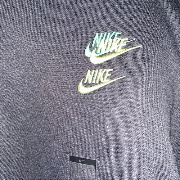 Nike Embroidered Round Neck Pullover. - Picture 5 of 8